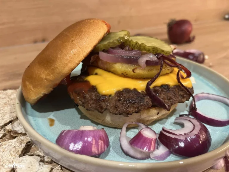 Bier-Burger: Saftige Rinder-Pattys mit malzigen Zwiebeln