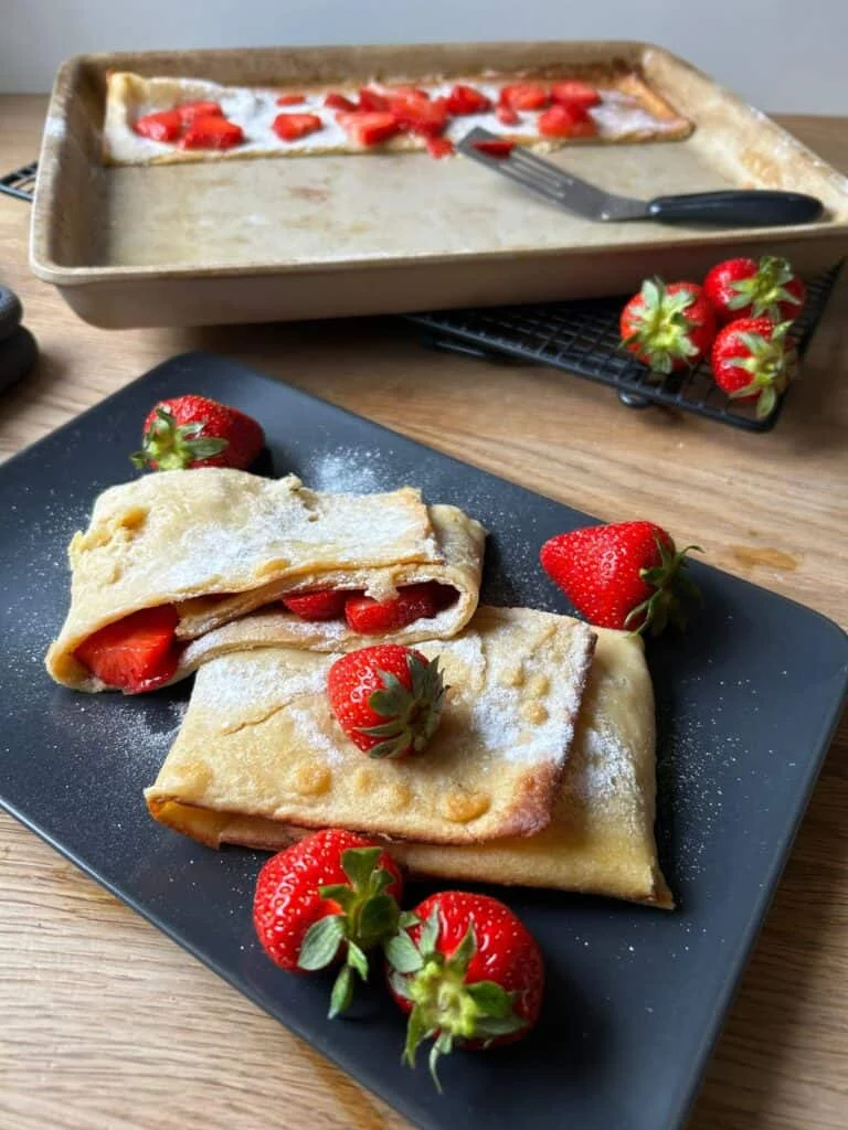 Blechpfannkuchen mit Erdbeeren und Sahne: Das perfekte Brunch-Rezept für die ganze Familie