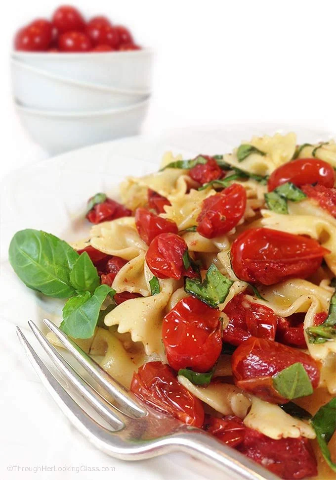 Blistered-Tomato Pasta Salad mit Basilikum