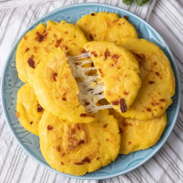 Cheese-Stuffed Colombian-Style Arepas: Knusprige Maisfladen mit geschmolzenem Käse