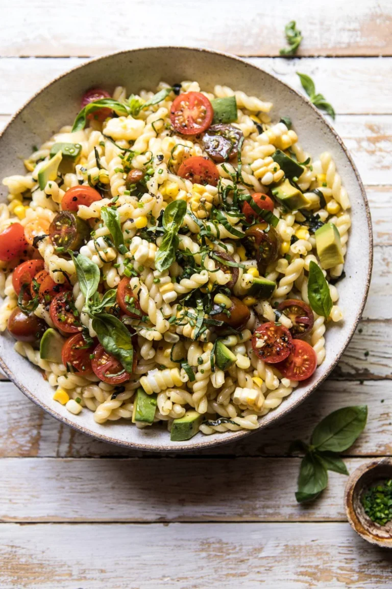 Creamy Avocado-Basil Pasta with Corn and Tomatoes: Der perfekte Sommergenuss