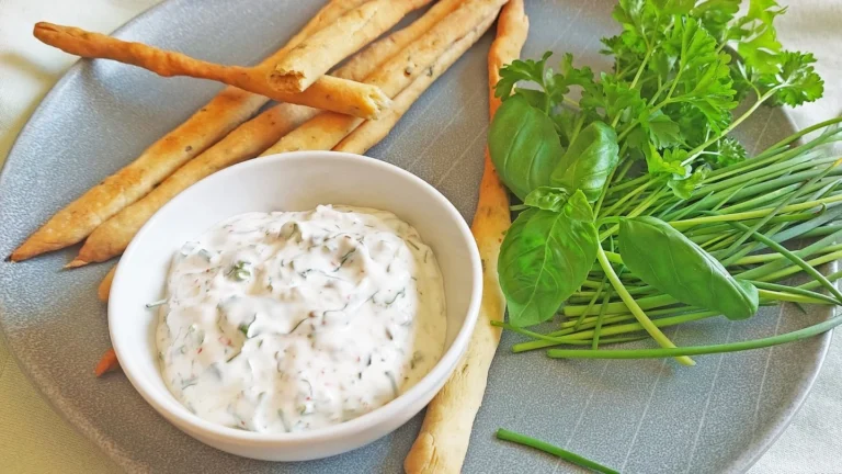 Dill Dip – cremiger Kräuterdip für jede Party