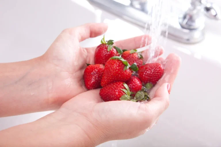 Erdbeeren richtig reinigen: So bleiben sie länger frisch und aromatisch