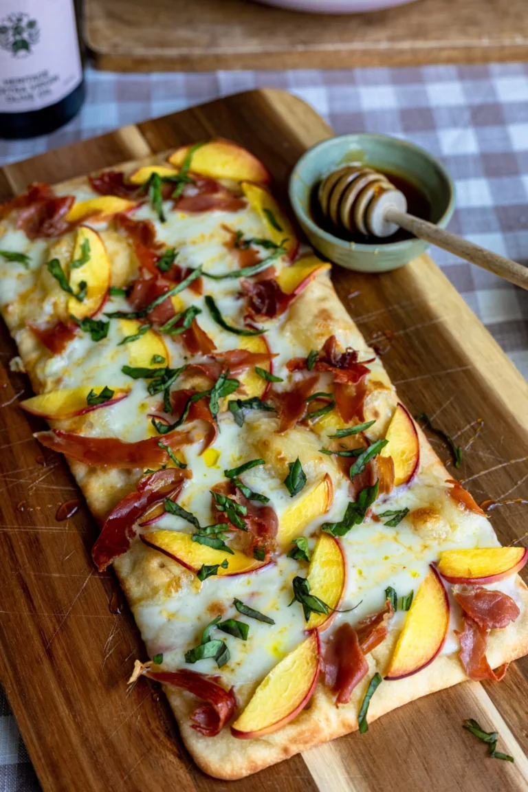 Flatbread mit Pfirsich, Prosciutto, Gorgonzola und Hot Honey: Ein sommerlicher Genuss