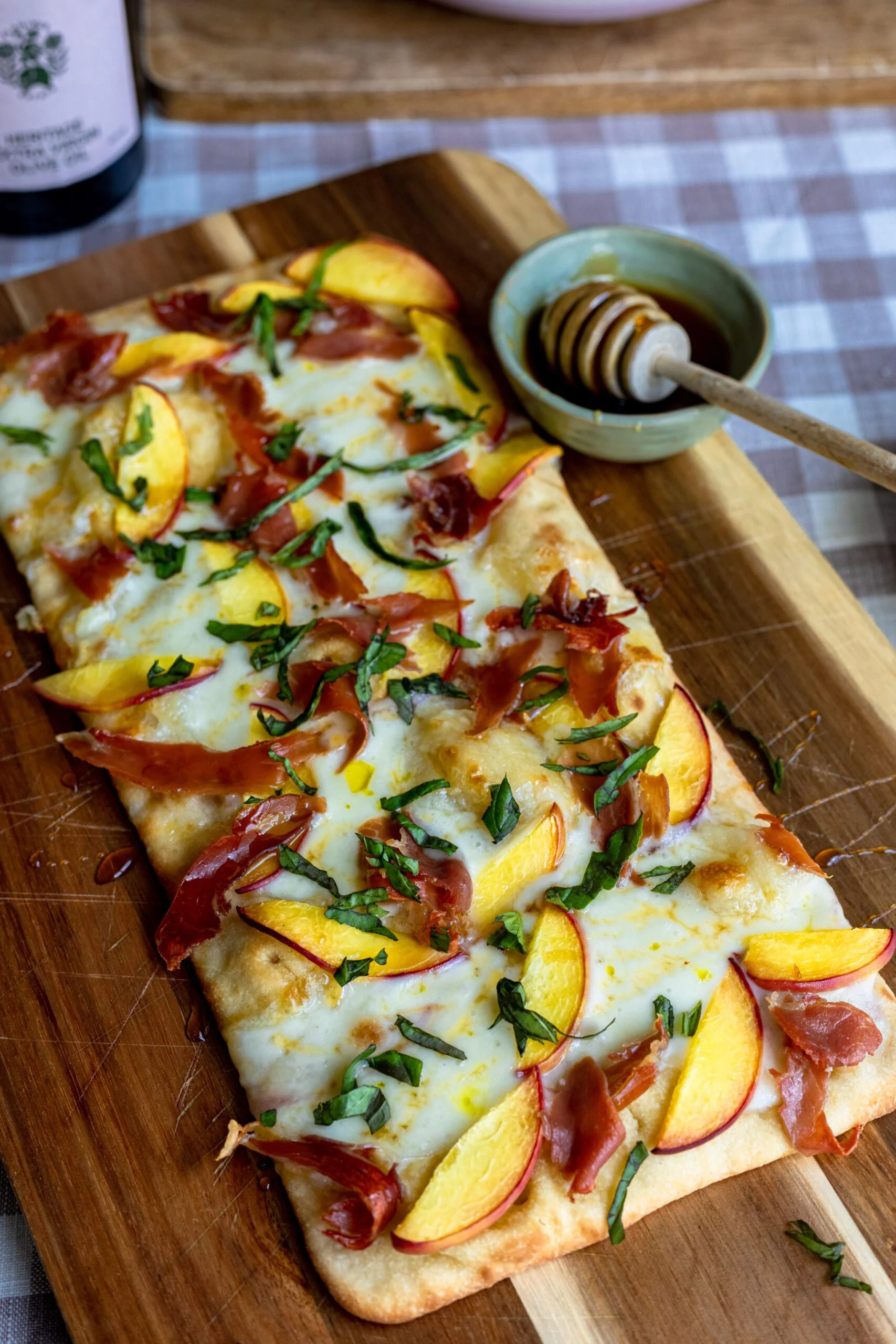 Flatbread mit Pfirsich, Prosciutto, Gorgonzola und Hot Honey: Ein sommerlicher Genuss
