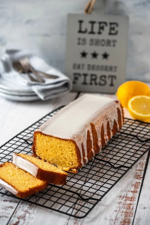 Ganzer Meyer-Zitronenkuchen: Saftig, aromatisch und einfach zubereitet
