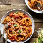 Garlicky Gochujang Tomato Bucatini – Feurig-scharfe Fusion-Pasta