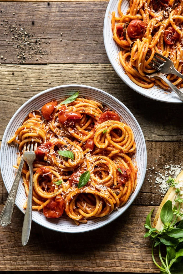 Garlicky Gochujang Tomato Bucatini – Feurig-scharfe Fusion-Pasta