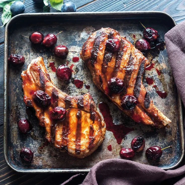 Gegrillte Honig-Ingwer-Schweinekoteletts mit Pflaumen