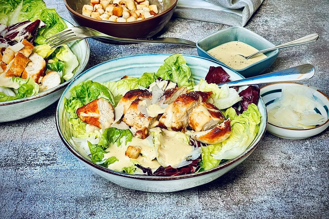 Julia Childs überraschendes Geheimnis für den besten Caesar Salad