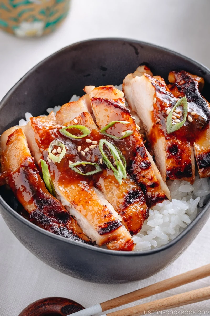 Miso Chicken 鶏肉の甘辛味噌焼き – Saftiges Hähnchen in süß-scharfer Miso-Marinade