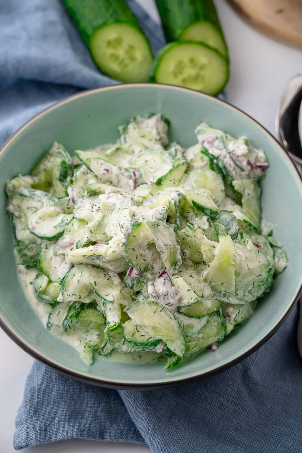 Omas einfacher Gurkensalat mit 4 Zutaten – so erfrischend einfach!