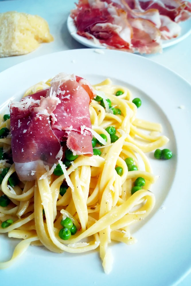 Pasta Prosciutto e Piselli: Cremige Pasta mit italienischem Kochschinken und Erbsen