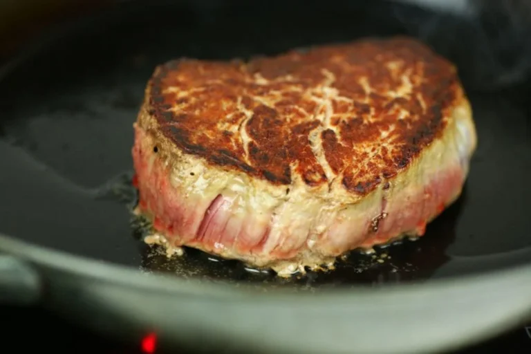 Perfekt angebratenes Steak in der Carbonstahl-Pfanne