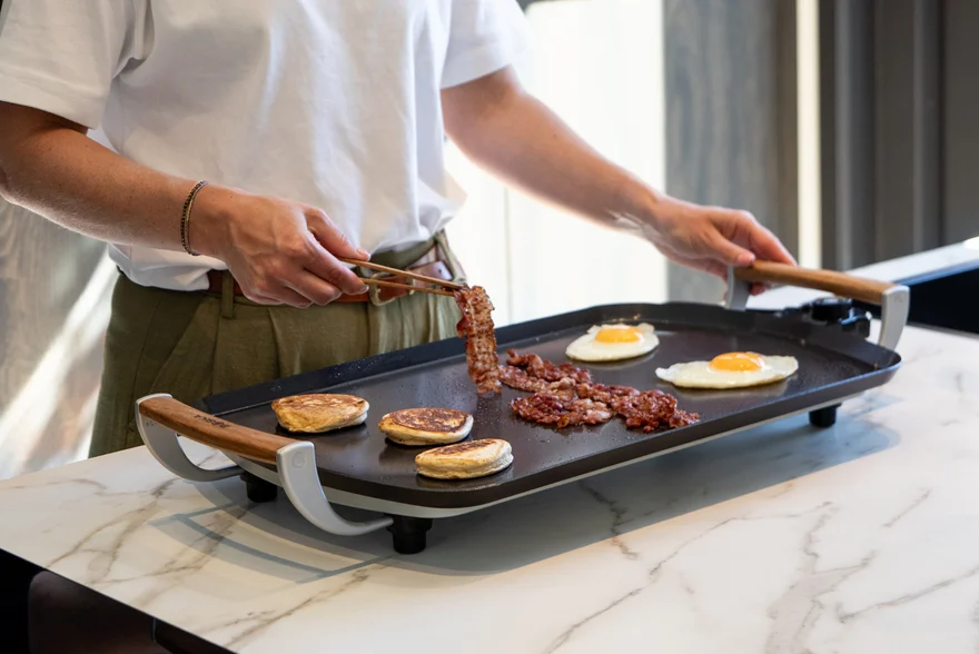 Perfekte Pancakes & knuspriger Bacon: Der große Elektro-Grillplatte Test