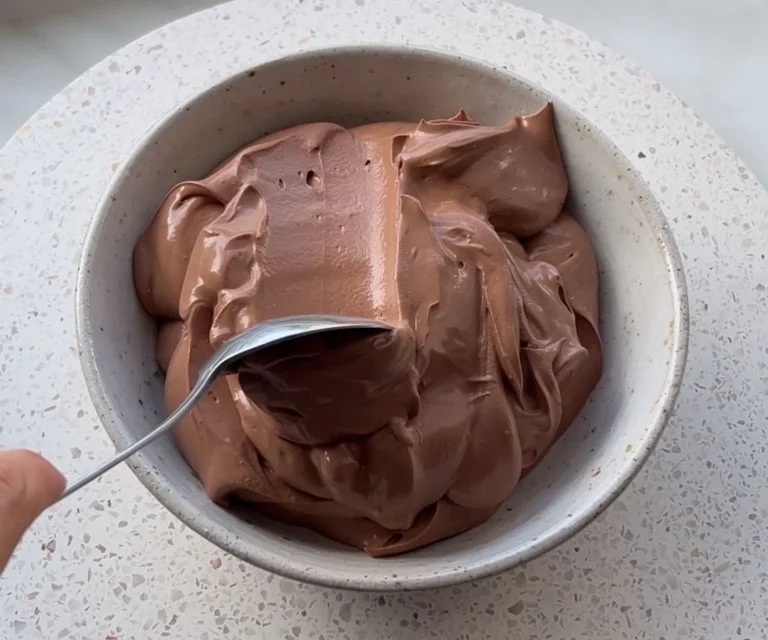 Proteinreiches Schokoladenmousse mit nur 4 Zutaten