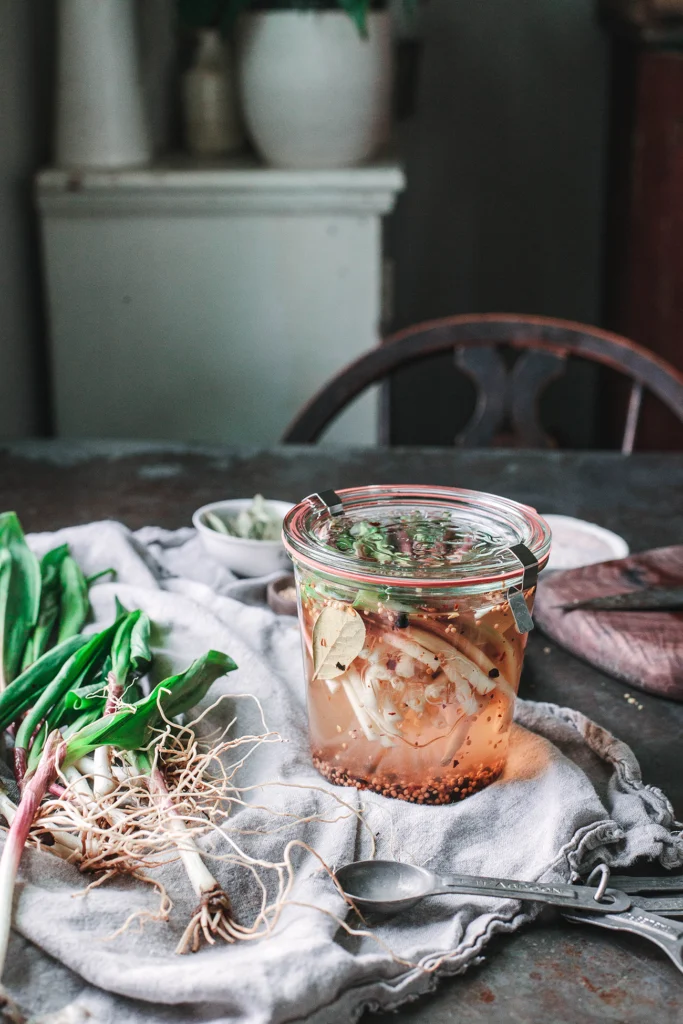 Quick Pickled Ramps mit Koriander und Chiliflocken