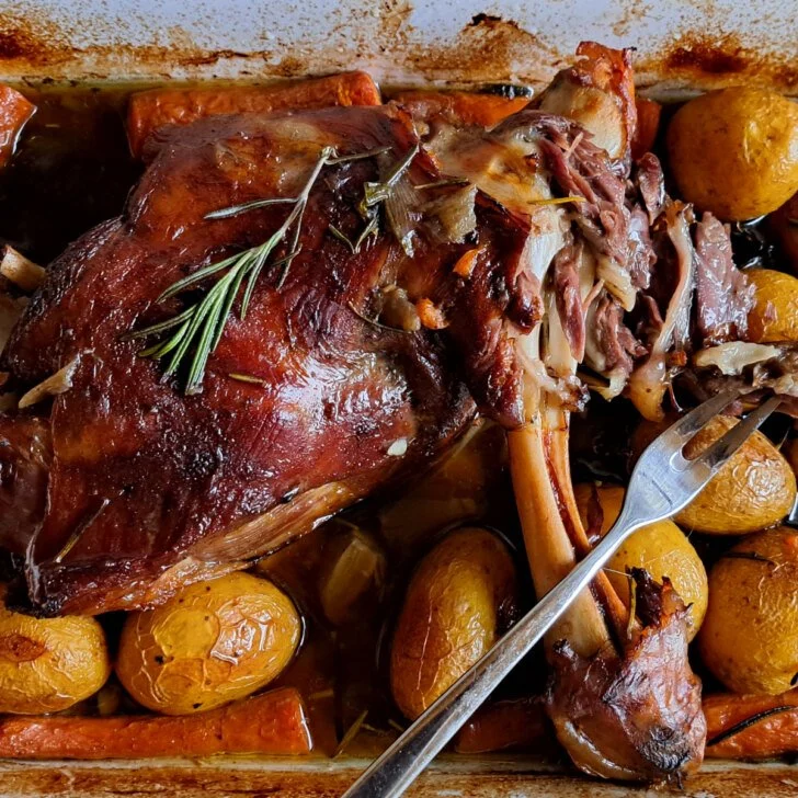 Saftige Lammkeule aus dem Ofen: Einfaches Rezept mit Rosmarin und Knoblauch