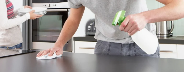 So viel Fett klebt auf Ihrer Küchenarbeitsplatte – Diese 3 Reiniger schaffen Abhilfe