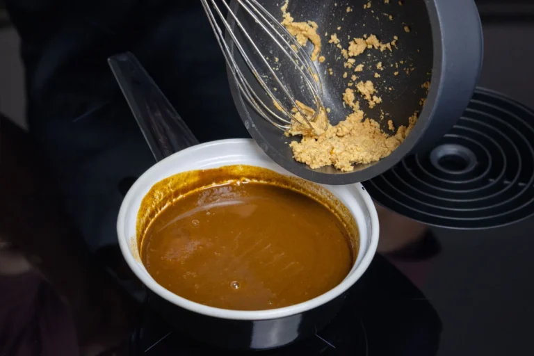 Soßen und Suppen perfekt andicken: Die Maisstärke-Slurry Technik