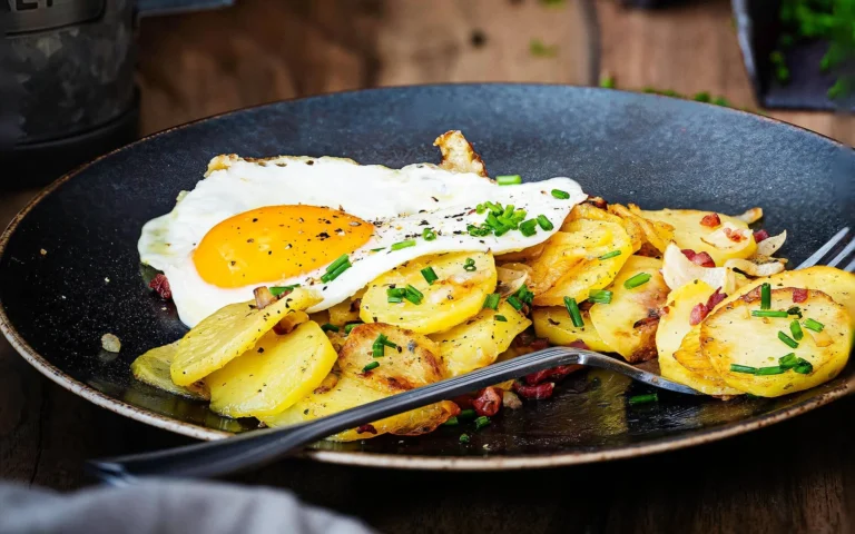 Spiegeleier mit Bratkartoffeln aus der Mini-Gusseisenpfanne – mein neuer Liebling
