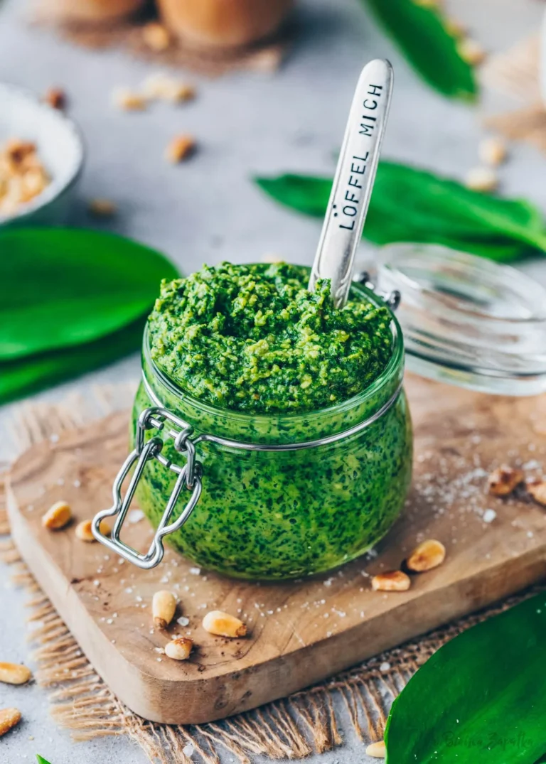 Bärlauch-Pesto selbst gemacht: Mit Walnüssen und Olivenöl im Mörser – haltbar und aromatisch