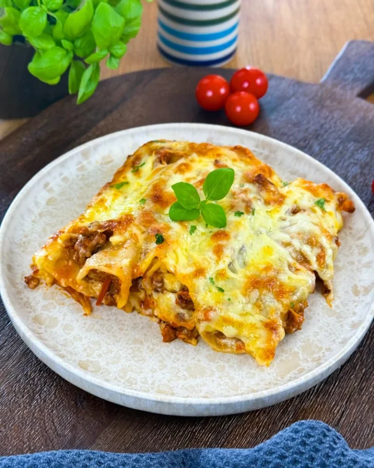 Cannelloni mit Hackfleischfüllung und Bechamelsoße – Italienischer Auflauf
