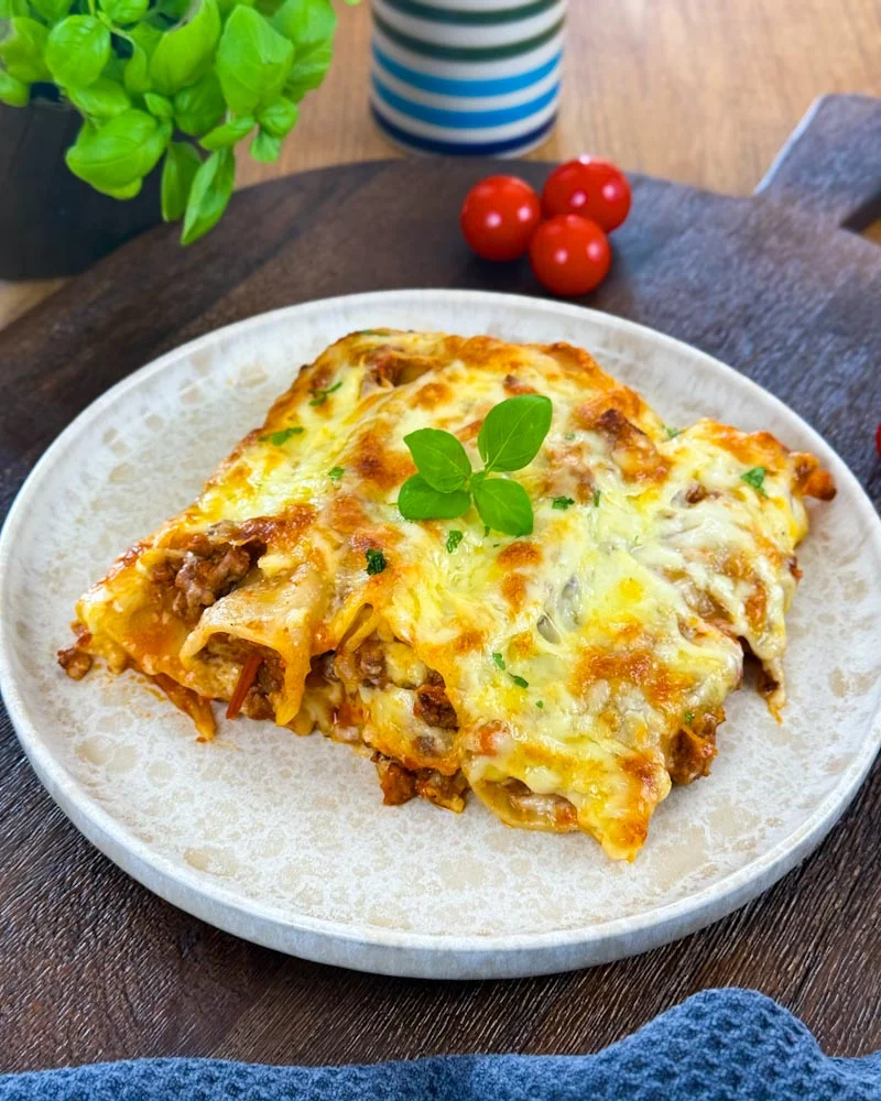 Cannelloni mit Hackfleischfüllung und Bechamelsoße – Italienischer Auflauf