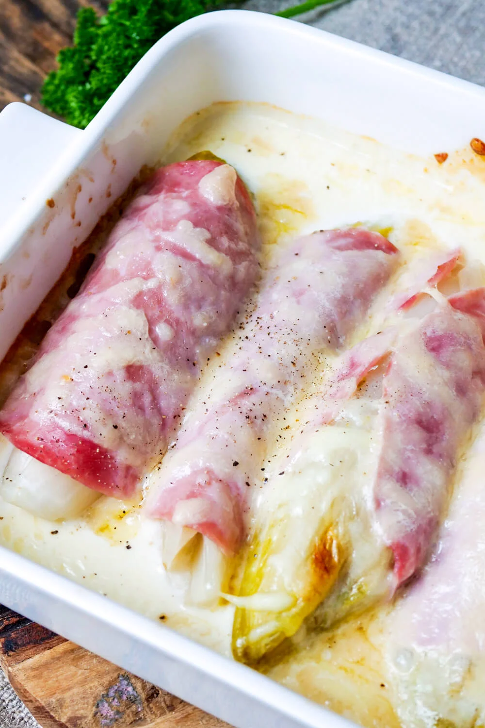 Chicorée in der Pfanne gebraten mit Schinken und Käse überbacken – Ein herzhaftes Rezept