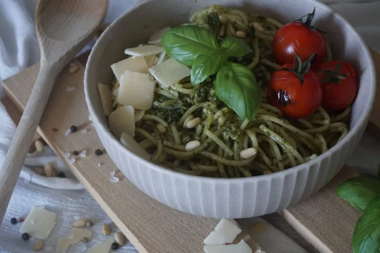 Cremige One-Pot-Pasta mit selbst gemachtem Basilikum-Pesto – Italienisch original in 15 Minuten