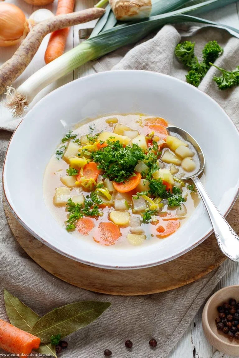 Ernährungs Docs: Rezepte gegen Bauchfett und Entzündungen – Unsere Detox-Gemüsesuppe mit Ingwer und Kurkuma