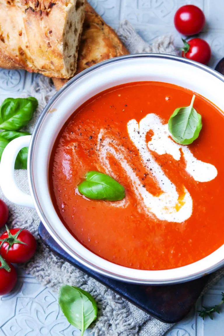Fruchtige Tomatensuppe aus frischen Tomaten mit Basilikum und Sahnehaube