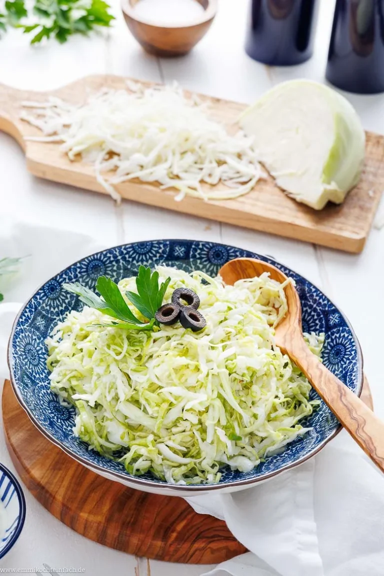 Griechischer Krautsalat wie beim Griechen: Mit Essig-Öl-Dressing marinieren