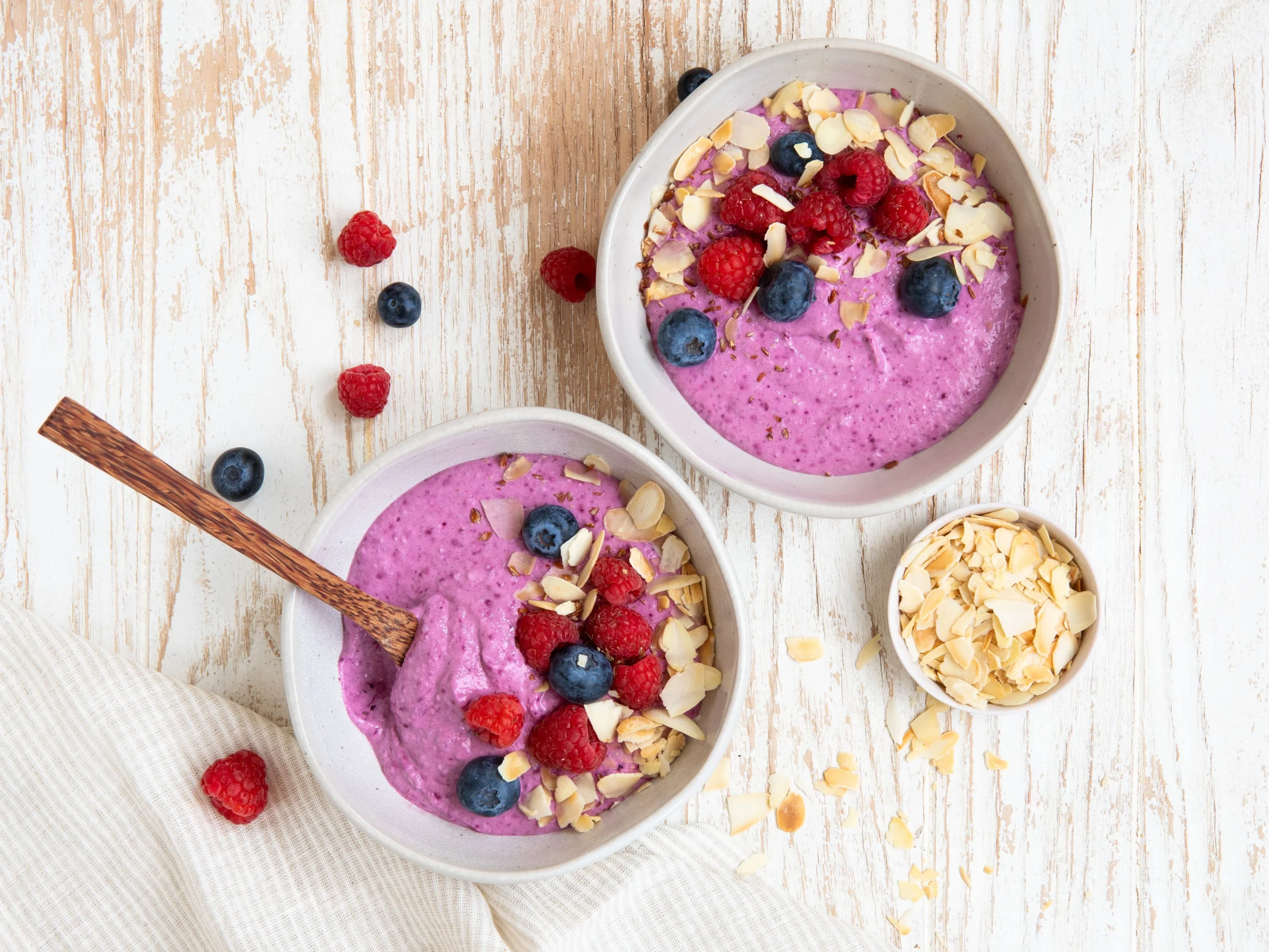 Kalorienarme Beeren-Skyr-Bowl: Der perfekte Snack gegen abendlichen Heißhunger auf der Couch