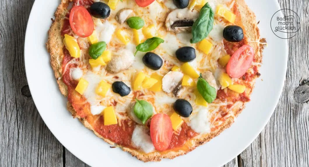 Keto-Pizza mit knusprigem Mandelboden: Vegetarisches Low-Carb-Abendessen in 35 Minuten