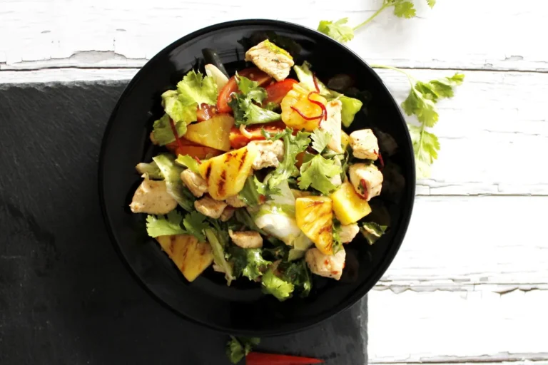 Leichtes Abendessen: Gegrillter Hähnchen-Ananas-Salat mit Minz-Joghurt-Dressing – wenig Punkte, voller Genuss