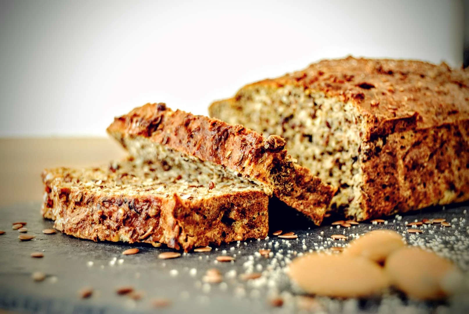 Low Carb Brot backen ohne Kohlenhydrate mit Mandelmehl: Saftig & Einfach