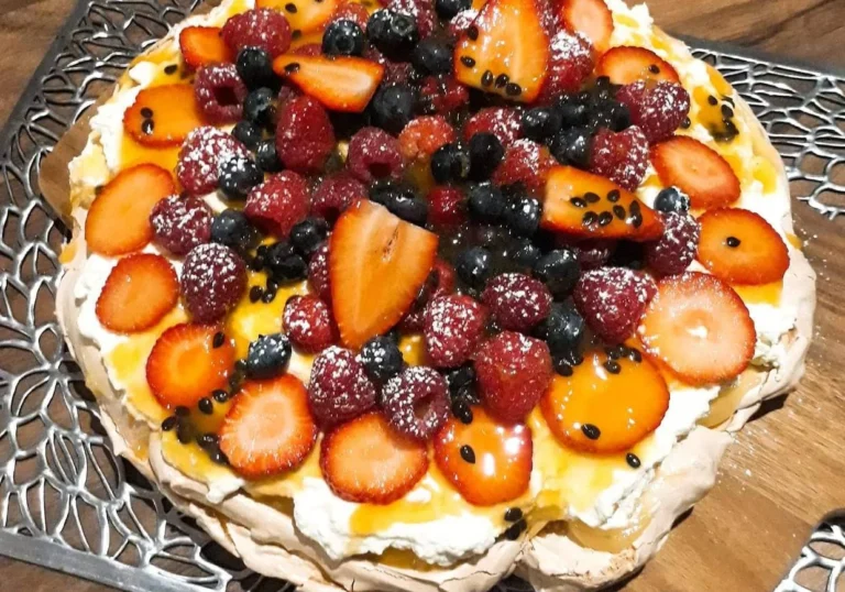 Pavlova mit Beeren der Saison – Ein luftiges Baiser-Wunder aus der WDR Mediathek