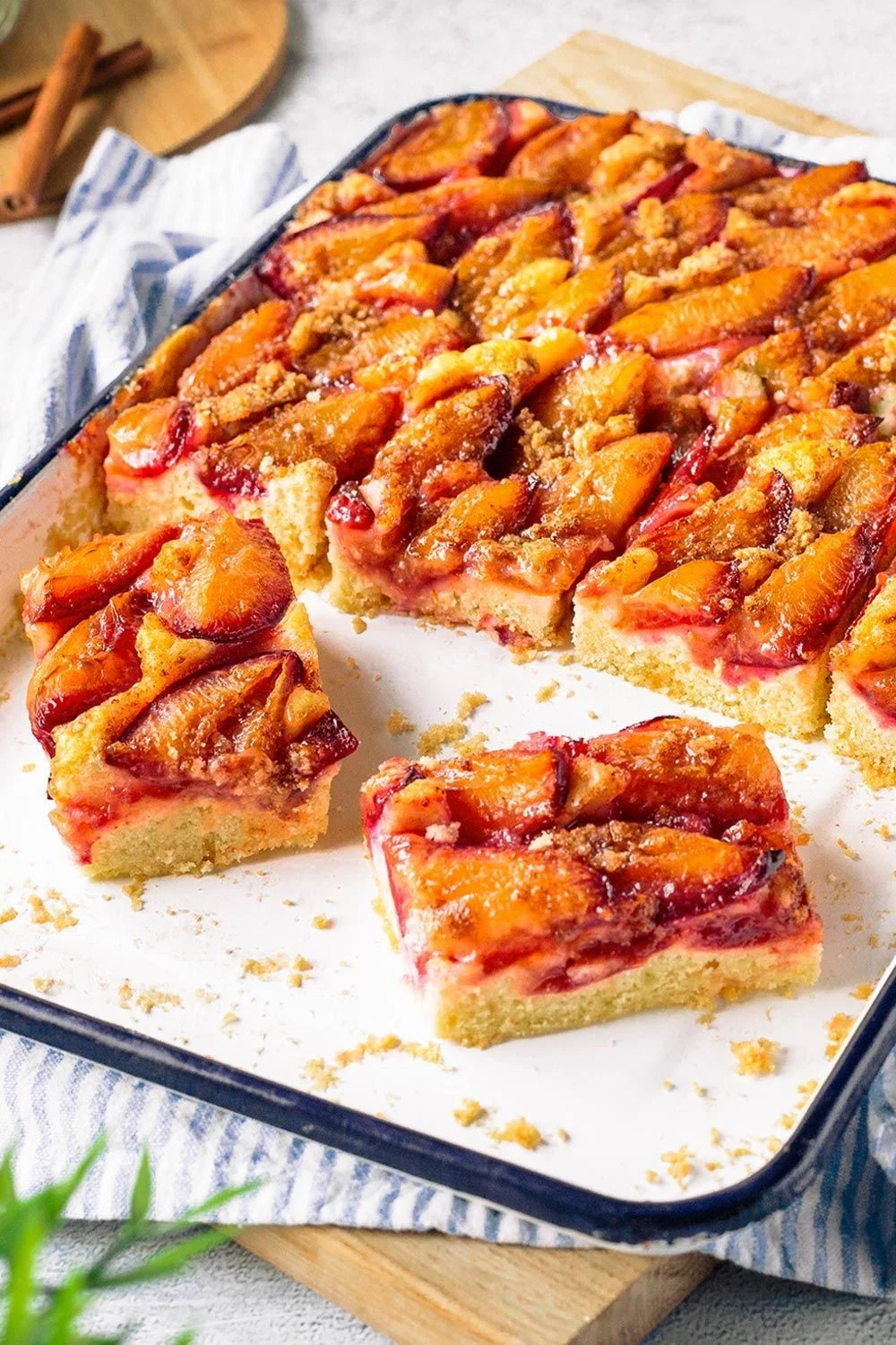 Saftiger Pflaumenkuchen mit Streusel vom Blech – wie von Oma