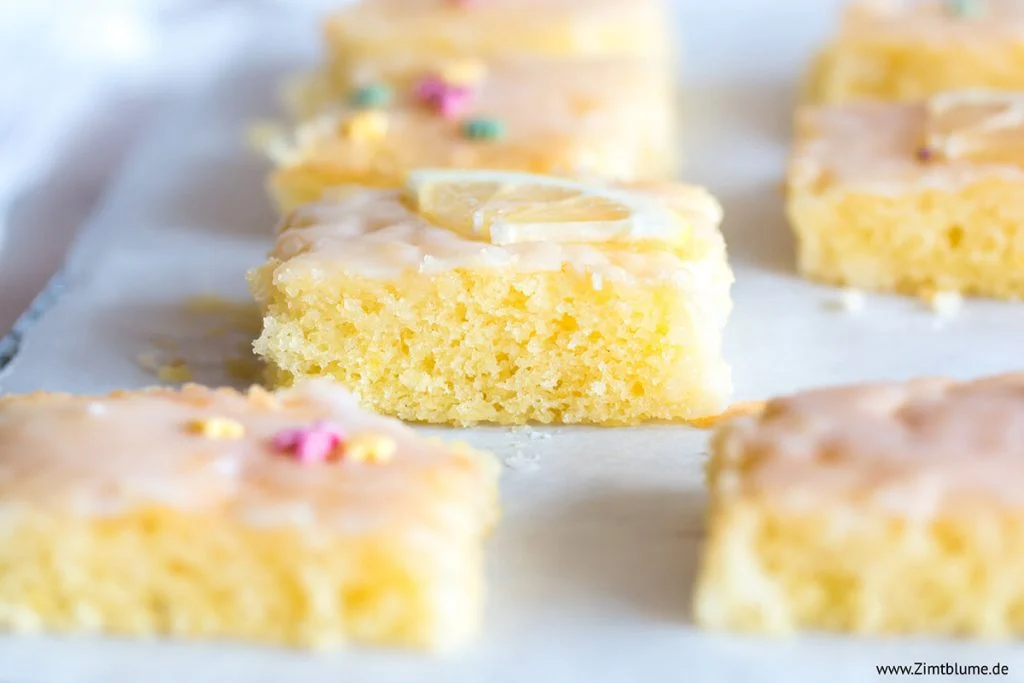 Saftigster Zitronenkuchen vom Blech mit Zuckerguss – das perfekte Rezept für den Kindergeburtstag