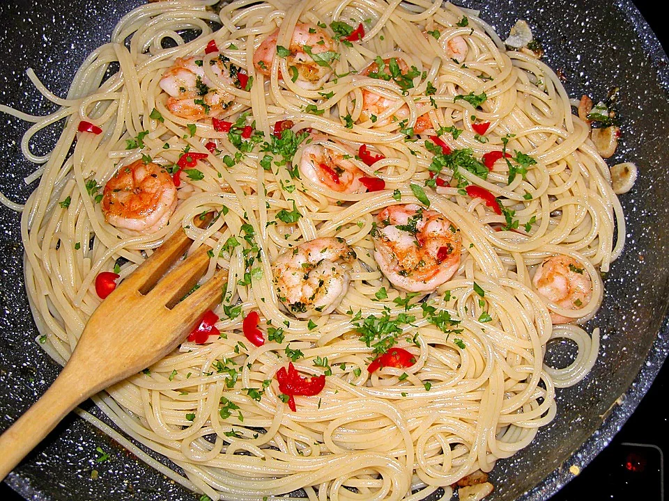 Schnelle Garnelen in Knoblauchöl-Pfanne mit Pasta und Chili: Das perfekte Feierabendgericht