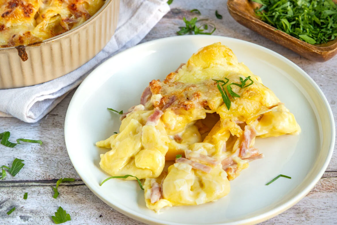 Tortellini Auflauf mit Schinken-Sahne-Soße und Käse überbacken – Schnell & Cremig