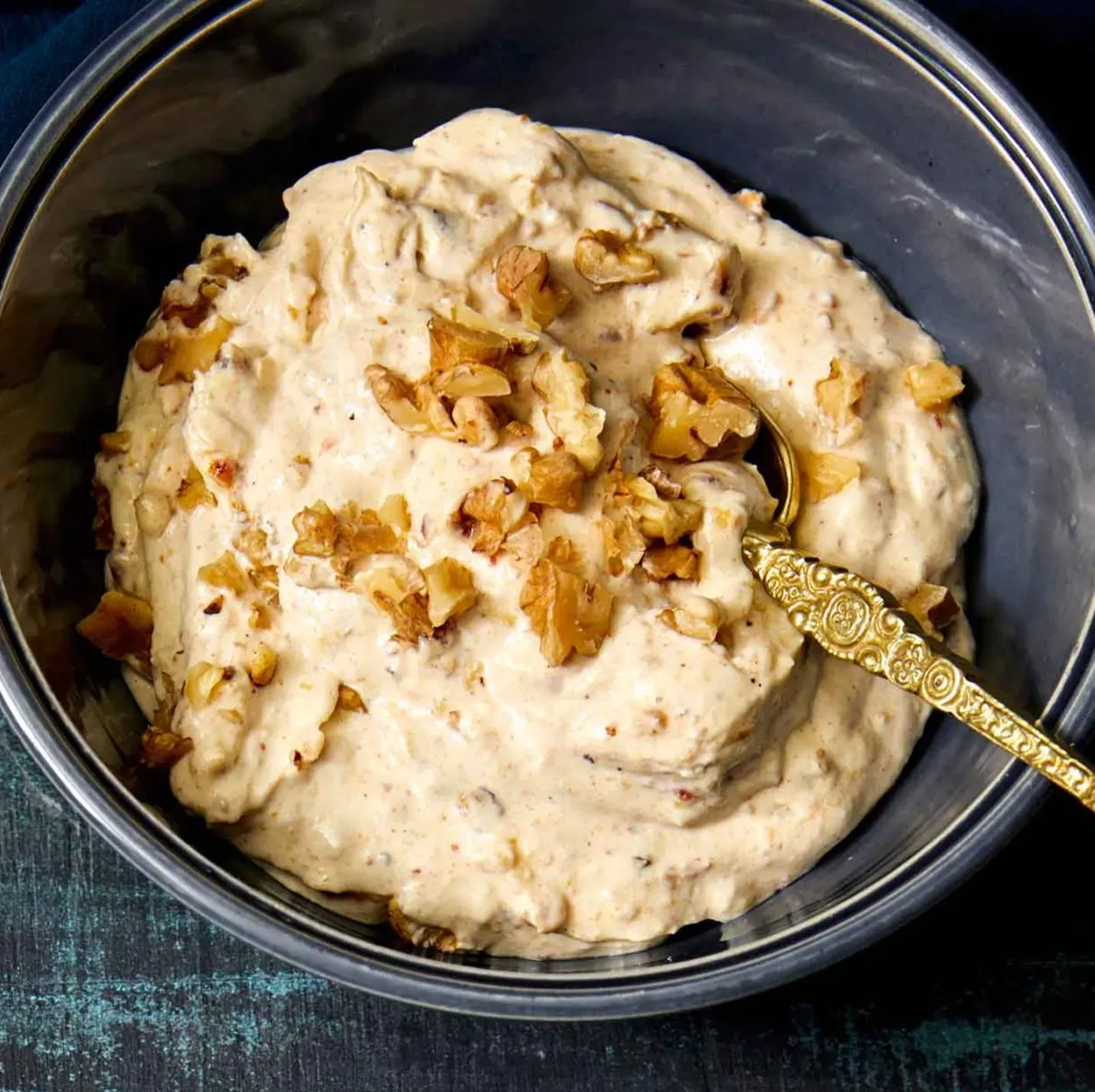 Walnuss-Kräuter-Soße: Das einfache Fingerfood-Dip für die Geburtstagsparty